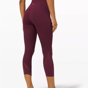 BNWT Lululemon Wunder Under HR crop 22” Scallop Hem Size 8